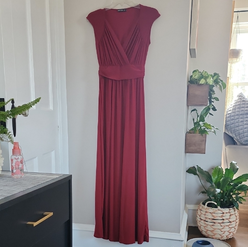 Elegant Women's Maxi Dress in Burgundy